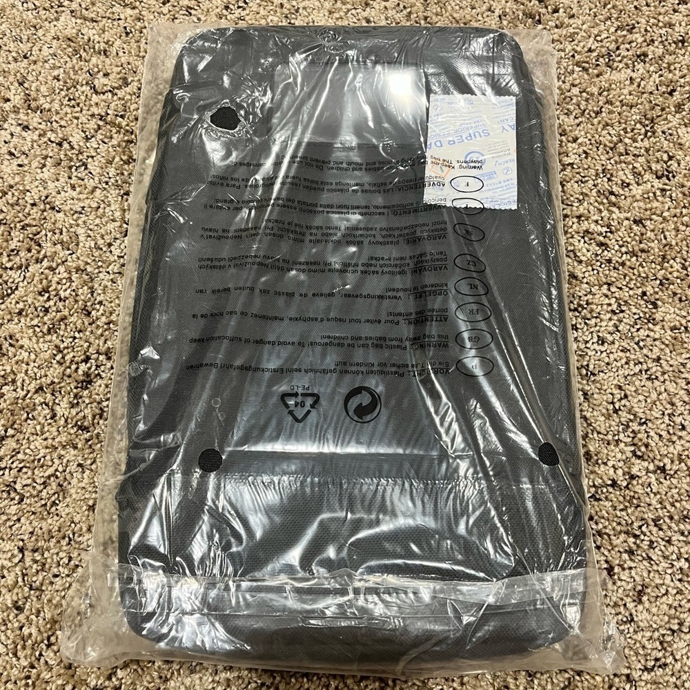 Belkin 11” Air Protect Sleeve for Laptops and Tablets - Picture 3 of 8